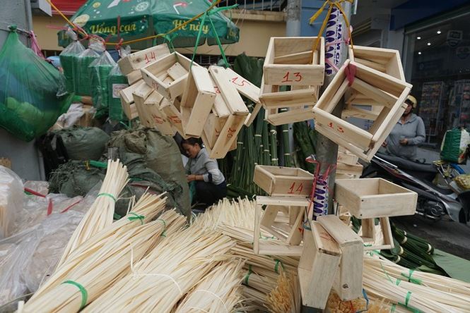 120.000 đồng một bó lá dong bán vỉa hè Sài Gòn